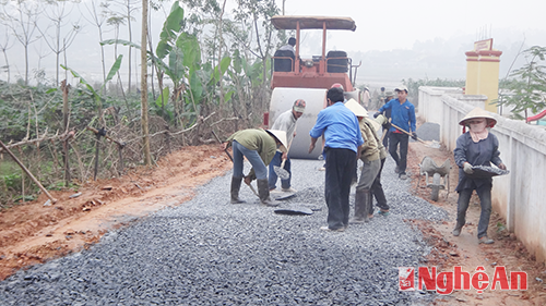 Kiên cố hóa đường giao thông nông thôn ở xã Kim Liên (Nam Đàn).Ảnh: Mai Hoa