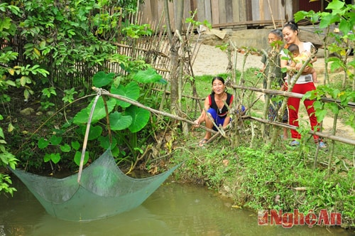 Gia đình chị Hà Thị Yên (bản Bón - Yên Na) thu hoạch cá ao để mừng lúa mới