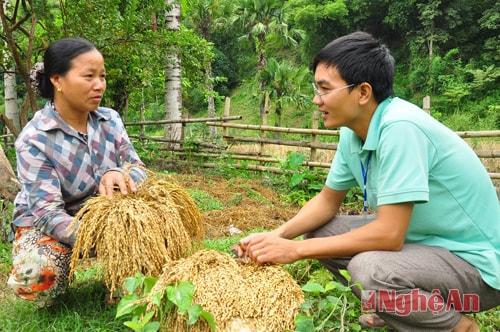 Anh Chu Văn Hùng - Phó chủ tich UBND xã Yên Na - trao đổi cùng chị Lương Thị E Tập về vụ mùa mới