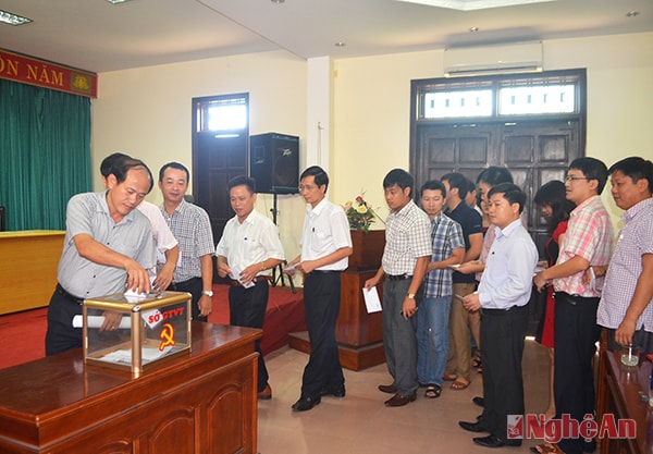 Cán bộ, nhân viên Sở GTVT quyên góp ủng hộ Quỹ “Vì người nghèo”.