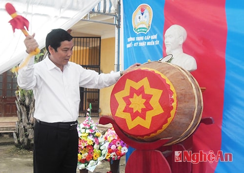 Đồng chí Nguyễn Bằng Toàn, Tỉnh ủy viên, GĐ Sở Lao động- Thương binh và Xã hội phát biểu và đánh trống khai giảng năm học 2014-2015