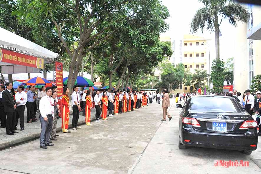 Ban lễ tân  sinh viên đón tiếp khách vòng ngoài