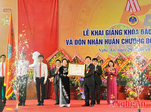 Phó Chủ tịch nước Nguyễn Thị Doan trao Huân chương Độc lập cho Trường ĐH Vinh