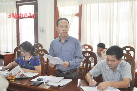 Cán bộ của Ban Tổ chức Tỉnh ủy tham gia ý kiến tại cuộc họp