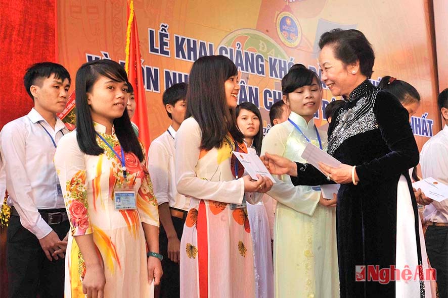 Phó Chủ tịch nước Nguyễn Thị Doan trao Huân chương độc lậphoc bổng cho sinh viên tiêu biểu