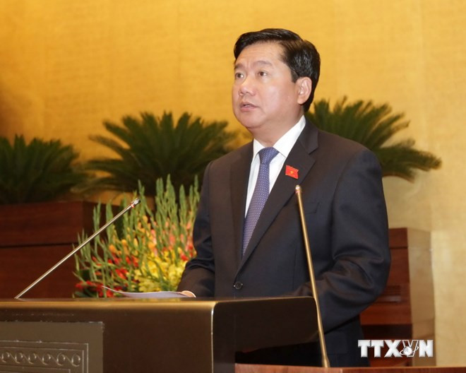 Bộ trưởng Bộ Giao thông Vận tải Đinh La Thăng trình bày Tờ trình về chủ trương đầu tư xây dựng dự án Cảng hàng không quốc tế Long Thành. Ảnh: TTXVN
