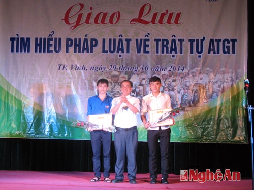 Tuyên dương các sinh viên có đóng góp trong phong trào giữ gìn trật tự ATGT