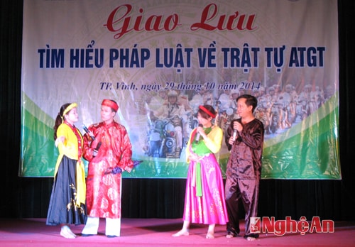 Tiết tục tiểu phẩm của giáo viên, sinh viên trường Đại học kinh tế Nghệ An tuyên truyền pháp luật về ATGT