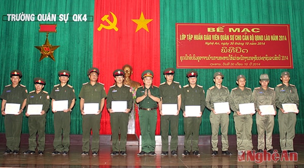  Lãnh đạo Ban giám hiệu Trường Quân sự Quân khu 4 trao giấy chnwgs nhận tham gia lớp tập huấn cho các học viên quan sự Lào