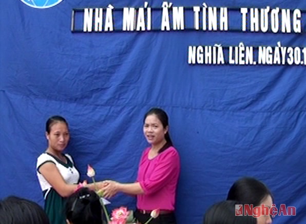 Bàn giao nhà tình thương cho chị Trân Thị Nguyên