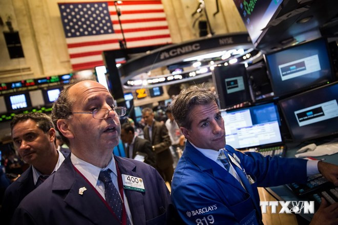 Các nhà đầu tư tại sàn giao dịch chứng khoán ở New York. (Nguồn: AFP/TTXVN)