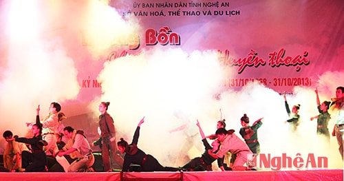 Tiết mục văn nghệ “Xanh mãi tuổi 20” tái hiện hình ảnh TNXP trên tuyến lửa Truông Bồn.Ảnh: nguyên sơn