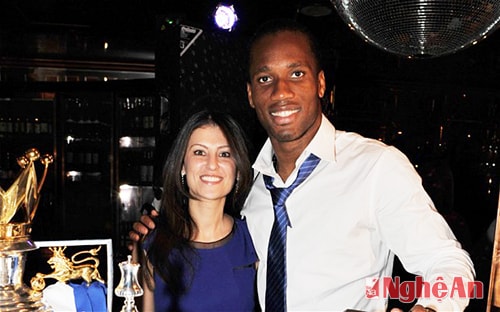 Marina Granovskaia chụp ảnh lưu niệm  với Didier Drogba.