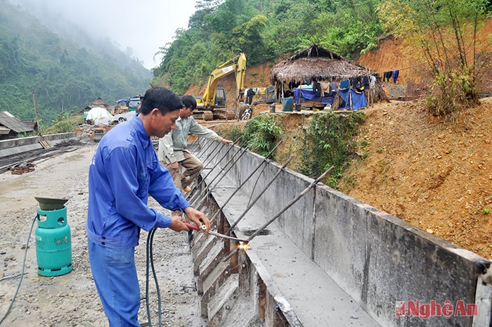 Thi công cầu Na Cáng - một trong những hạng mục thuộc dự án khu tái định cư Na Cáng – Yên Tĩnh.