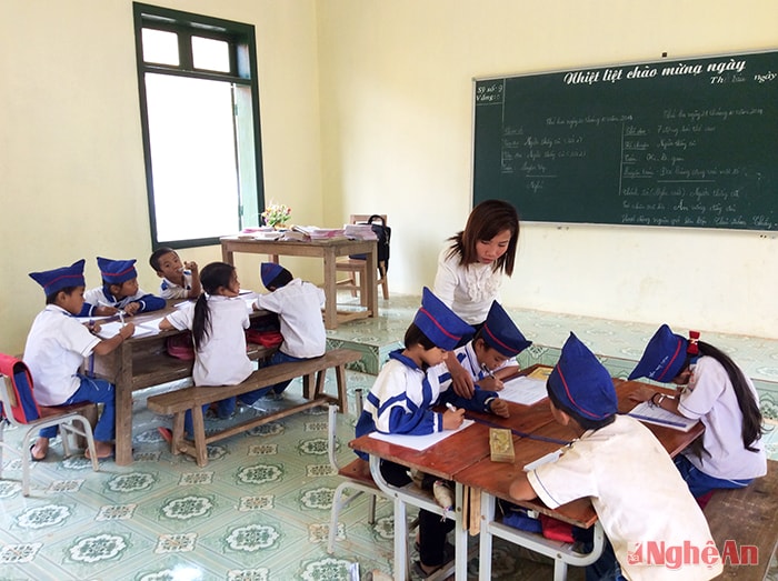 Cô Vi Thị Mui (bản Cạp Chang, Yên Tĩnh) hướng dẫn các em học bài tại điểm trường tiểu học khối bản Na Cáng (Yên Tĩnh)