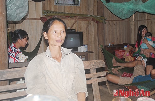 Cảnh nhàn rỗi ở của gia đình nghèo Lô Văn Chí, (bản Phục, xã Đôn Phục) 