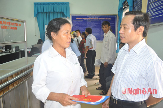Đồng chí Lê Đình Lý -Trưởng đoàn trao đổi với người dân về chất lượng phục vụ tại trung tâm 1 cửa huyện