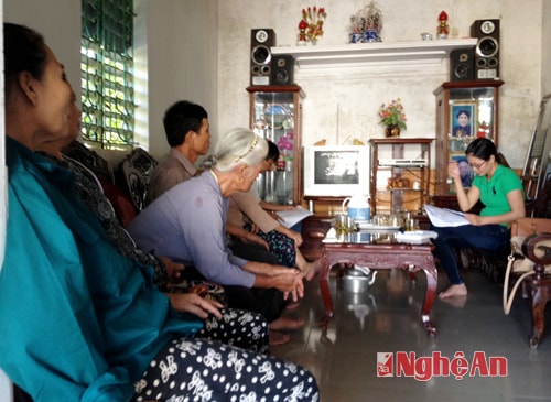 Phóng viên làm việc với các hộ xã viên khối Yên Khang (Hưng Đông).