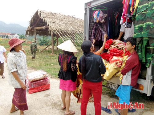 Một xe bán hàng lưu động ở bản Lốc (xã Thông Thụ, Quế phong), (ảnh chụp ngày 23/10/2014).