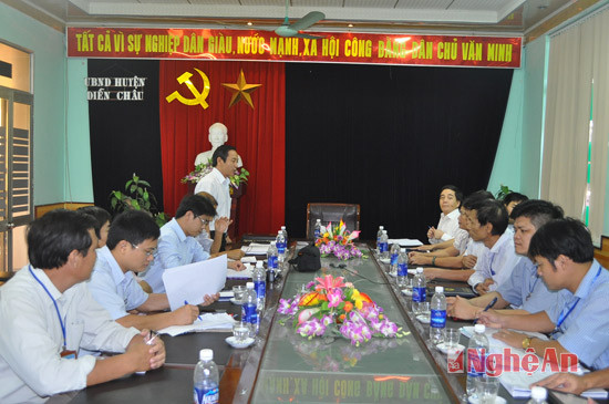 Đồng chí Lê Đình Lý -Trưởng đoàn thông báo kết quả kiểm tra với lãnh đạo huyện Diễn Châu