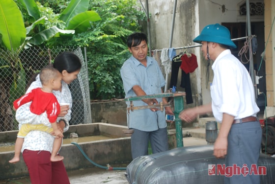 Thương lái mua rau tại hộ gia đình.