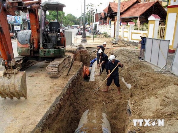 Thi công cống thoát nước trên tuyến đường Điện Biên Phủ, Huế, công trình sử dụng nguồn vốn ODA của Chính phủ Nhật Bản. Ảnh: TTXVN