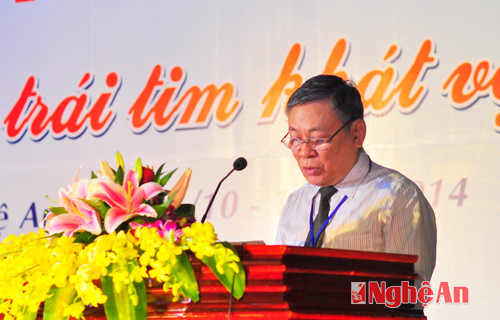 Ông Nguyễn Đình Liêu - Chủ tịch Hội bảo trợ người khuyết tật và trẻ mồ côi Việt Nam đọc diễn văn khai mạc