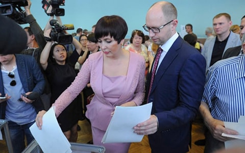 Thủ tướng Ukraine Arseniy Yatsenyuk (phải)  bỏ phiếu tại một điểm bầu cử ở Kiev (Ảnh AFP)