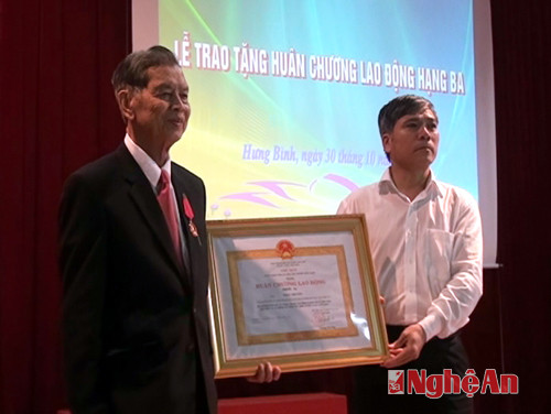 Trao tặng huân chương Lao động hạng 3 cho ông Phan Khuyên
