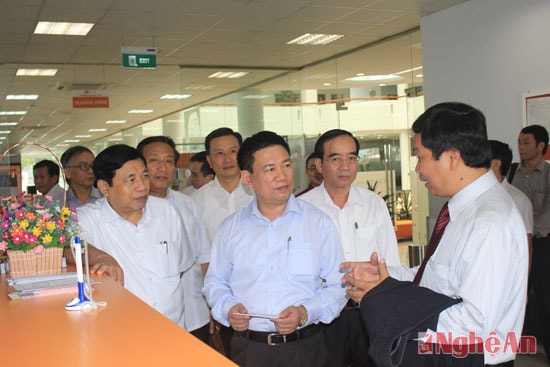 Lãnh đạo trường ĐH FPT giới thiệu với Đoàn công tác tỉnh Nghệ An về công tác đào tại tại trường. Hiện trường có trên 2000 SV, có cả SV quốc tế chuyên ngành CNTT