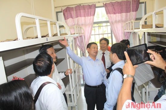 Đoàn công tác của tỉnh tham quan khu vực ký túc xã trường Đại học FPT