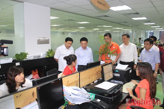 Đoàn công tác của tỉnh tham quan khu vực làm việc của công ty phần mềm S FPT