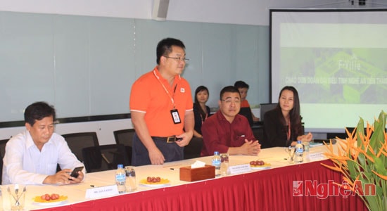 Lãnh đạo Cty FPT software báo cáo tình hình hoạt động của đơn vị
