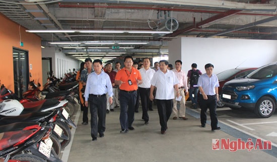 Đoàn công tác của tỉnh tham quan khu vực tầng hầm Cty FPT software