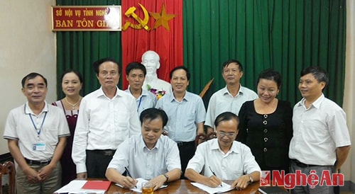 Lãnh đạo Ban Dân vận và Ban Tôn giáo tỉnh ký kết chương trình phối hợp
