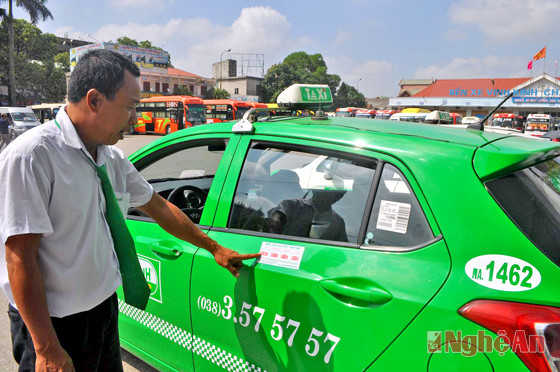 Hãng taxi Mai Linh giảm giá cước và niêm yết công khai lên xe ô tô.