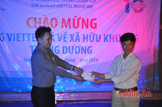 Đại diện Chi nhánh Viettel trao quà cho đại diện UBND xã Hữu Khuông nhân dịp khánh thành Trạm BTS