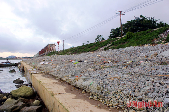 Bờ kè chống sạt lở đường sắt Bắc - Nam đoạn cầu Yên Xuân được hoàn thành trước mùa mưa bão 