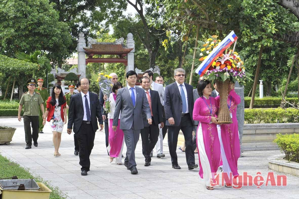  Ngài đại sứ và đoàn đến Khu di tích Kim Liên