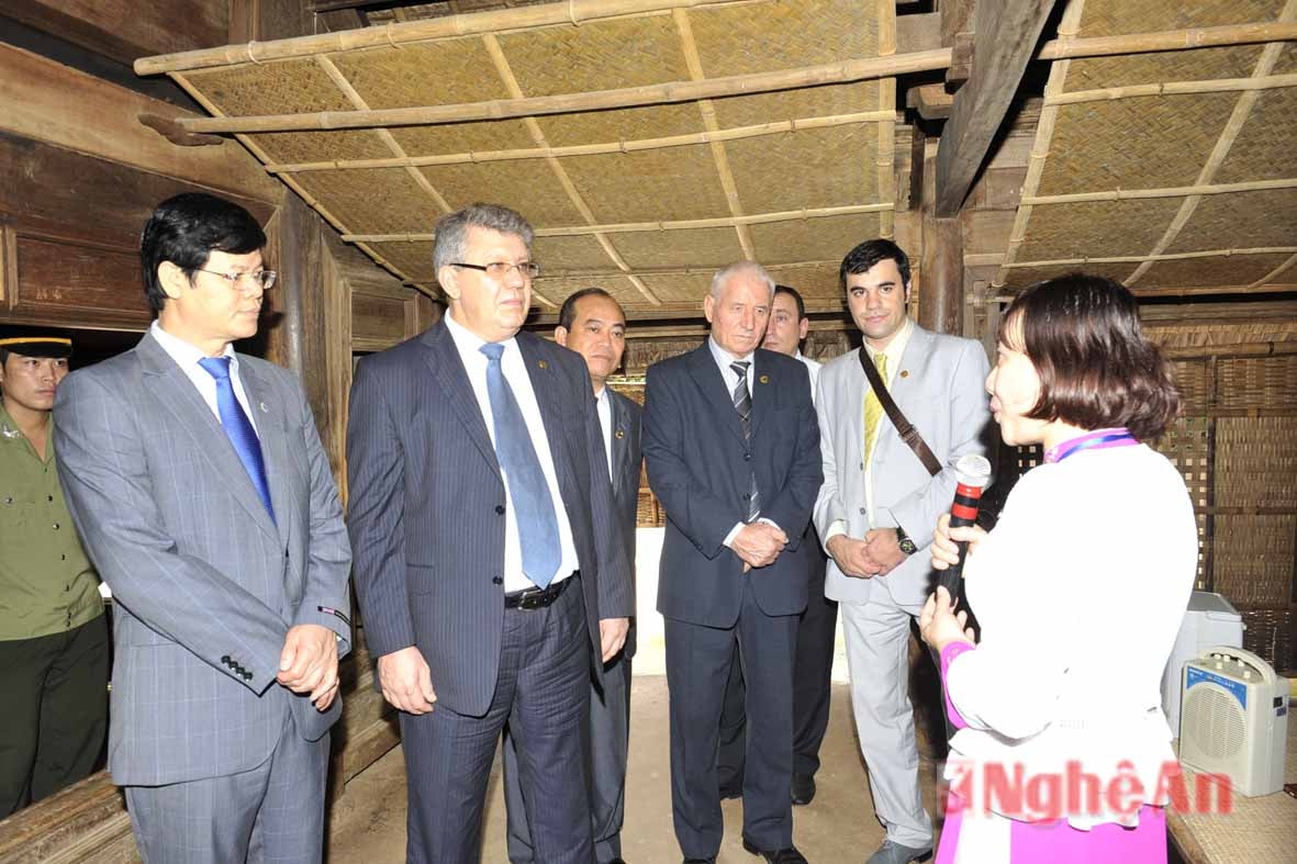 Đoàn nghe giới thiệu về tuổi thơ và gia đình Bác