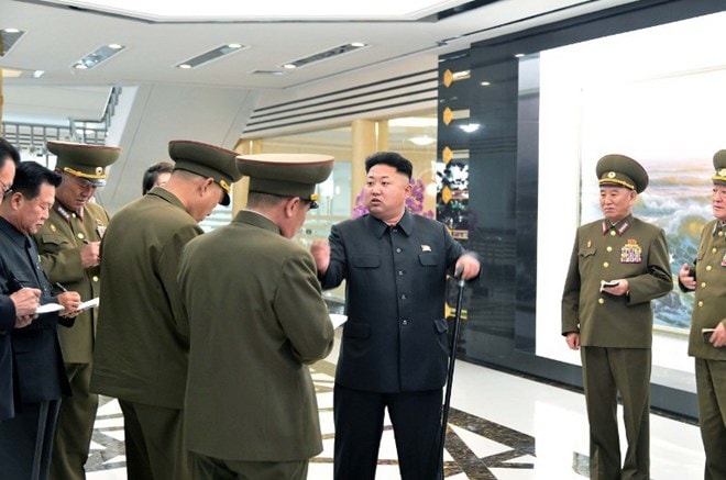 Ông Kim Jong-un thăm một nhà hàng mới xây dựng cho quân nhân tại một địa điểm bí mật. Hình ảnh do KCNA phát hôm 30/10. (Nguồn: AFP/KCNA)