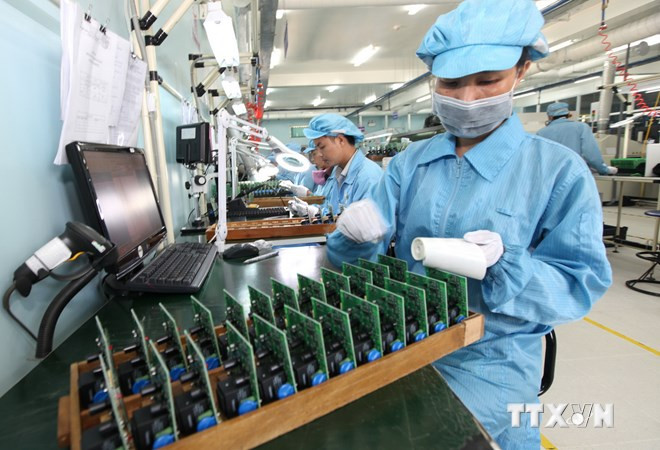 Sản xuất côngtơ điện tử thông minh tại Công ty Công nghệ Thông tin Điện lực miền Trung - CPCIT (Tổng công ty Điện lực miền Trung) thuộc Tập đoàn Điện lực Việt Nam. (Ảnh: Ngọc Hà/TTXVN)