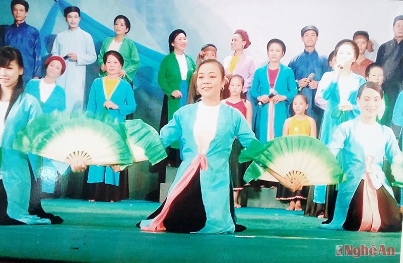 Một tiết mục dân ca do nghệ nhân Hoàng Thị Cẩm Vân tự biên và tham gia trình diễn.