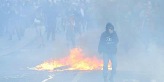Một người biểu tình ở Nantes. Ảnh: AFP 