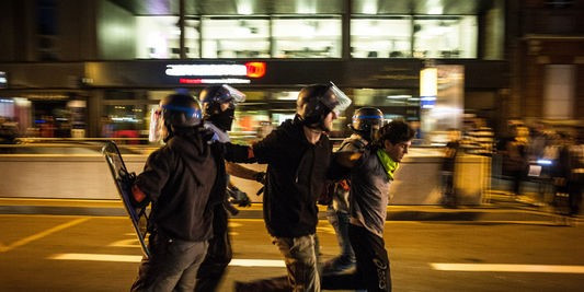Cảnh sát bắt những người biểu tình quá kích tại Toulouse. Ảnh: Ulrich Leboeuf