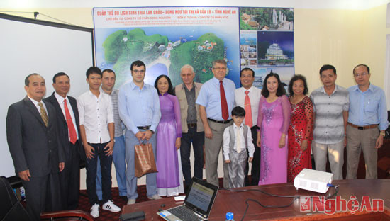 Lãnh đạo Cty Song Ngư Sơn tặng quà, chụp ảnh lưu niệm cùng Ngài Andrey G. Kovtun - Đại sứ đặc mệnh toàn quyền LB Nga tại Việt Nam 