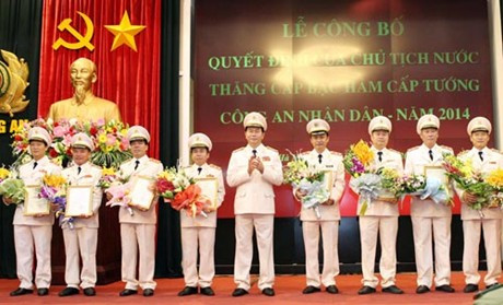 Bộ trưởng Trần Đại Quang trao Quyết định của Chủ tịch nước cho các đồng chí được thăng cấp bậc hàm cấp Tướng. 