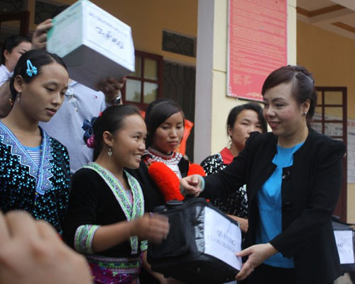 Bộ trưởng Nguyễn Thị Kim Tiến tặng quà cho bệnh nhân có hoàn cảnh khó khăn