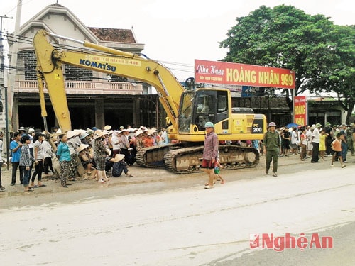 Ngăn cản nhà thầu triển khai thi công Quốc lộ 1A tại xóm 11, xã Quỳnh Giang (Quỳnh Lưu).