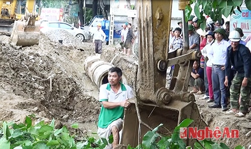 Người dân cản trở thi công Quốc lộ 1A tại xóm 11, xã Quỳnh Giang (Quỳnh Lưu).